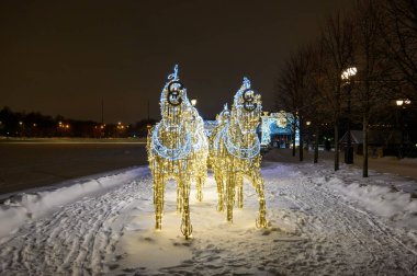 Tsaritsyno Müze-Rezerv, Moskova, Rusya Federasyonu 'ndaki Yukarı Tsaritsynsky göletinin setindeki hafif heykeller 21 Ocak 2021
