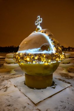 Tsaritsyno Müze-Rezerv, Moskova, Rusya Federasyonu 'ndaki Yukarı Tsaritsynsky göletinin setindeki hafif heykeller 21 Ocak 2021