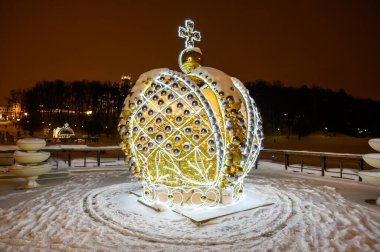 Tsaritsyno Müze-Rezerv, Moskova, Rusya Federasyonu 'ndaki Yukarı Tsaritsynsky göletinin setindeki hafif heykeller 21 Ocak 2021