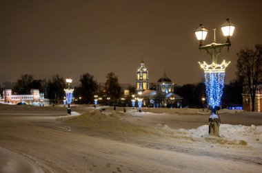 Figured Köprüsü ve Tanrı 'nın Annesi' nin İkonası Kilisesi 'nin Tsaritsyno Müzesi-Rezervi' ndeki görüntüsü, Moskova, Rusya Federasyonu, 21 Ocak 2021