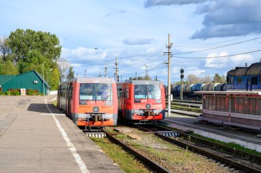 Rzhev-Baltık tren istasyonunda RA1-0050 ve RA1-0051 demiryolu otobüsleri, Rzhev, Tver bölgesi, Rusya Federasyonu, 19 Eylül 2020