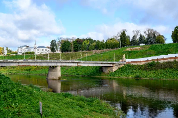 纪念Rzhev解放的伏尔加河 旧桥和石碑景观 俄罗斯联邦特维尔地区 Rzhev 2020年9月20日 — 图库照片