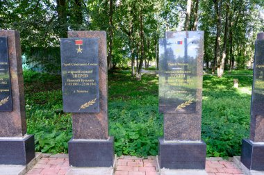 Şehir Parkı 'ndaki Kahramanlar Sokağı' ndaki anıtlar, Zubtsov, Tver bölgesi, Rusya Federasyonu, 19 Eylül 2020