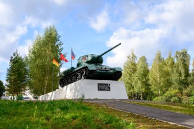 Zubtsov 'u, Zubtsov' u, Tver bölgesini, Rusya Federasyonu 'nu, 19 Eylül 2020' de kurtaran Sovyet tankçılarına anıt-tank T-34-85