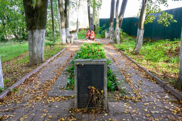 2020年9月19日 俄罗斯联邦特维尔地区祖布佐夫Rzhevskaya街上的苏联士兵乱葬坑 — 图库照片