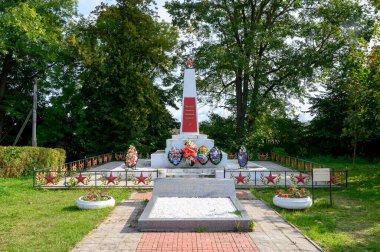 Lenin Caddesi, Staritsa, Tver Bölgesi, Rusya Federasyonu 'ndaki Sovyet askerlerinin toplu mezarı, 20 Eylül 2020