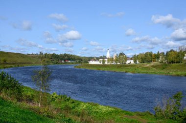 Volga Nehri ve Staritsky Kutsal Dormition Manastırı, Staritsa, Tver Bölgesi, Rusya Federasyonu, 20 Eylül 2020