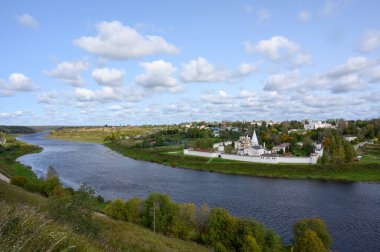 Volga Nehri, kasaba ve Staritsky Kutsal Dormition Manastırı, Staritsa, Tver Bölgesi, Rusya Federasyonu, 20 Eylül 2020