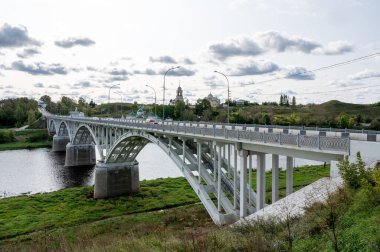 Volga Nehri ve karayolu köprüsü, Staritsa, Tver Bölgesi, Rusya Federasyonu, 20 Eylül 2020