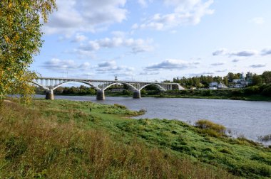 Volga Nehri ve karayolu köprüsü, Staritsa, Tver Bölgesi, Rusya Federasyonu, 20 Eylül 2020