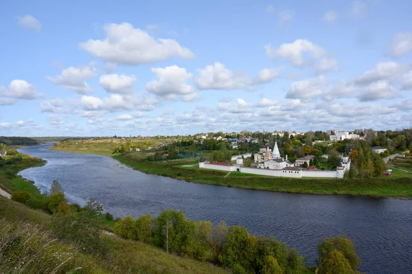 Zicht Wolga Stad Het Staritsky Holy Dormition Monastery Staritsa Tver — Stockfoto