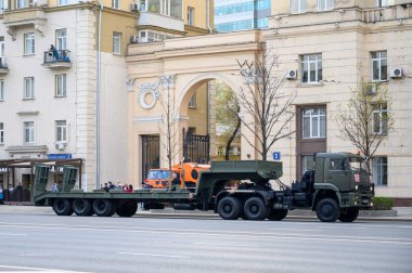 Traktör KamAZ-65225 yarı karavan ChMZAP-9990 ile Bolshaya Sadovaya Caddesi boyunca devam ediyor. 29 Nisan 2021 'de Moskova, Rusya' daki askeri geçit töreninin provasına hazır olmak için.