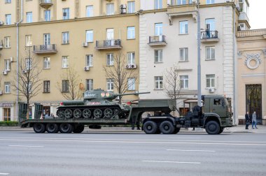 Traktör KamAZ-65225 yarı römorklu ChMZAP-9990 tank T-34-85 ile yüklü Bolshaya Sadovaya Caddesi boyunca takip ederek 29 Nisan 2021 'deki askeri geçit provasına hazır olacak.