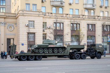 Traktör KamAZ-65225 yarı römorklu ChMZAP-9990 tank T-34-85 ile yüklü Bolshaya Sadovaya Caddesi boyunca takip ederek 29 Nisan 2021 'deki askeri geçit provasına hazır olacak.