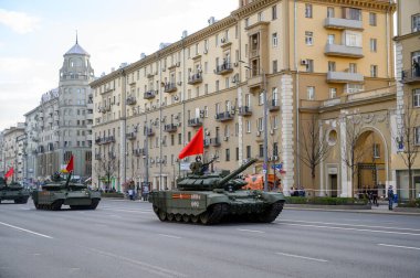 Ana savaş tankı T-72B3, 29 Nisan 2021 'de Moskova, Rusya Federasyonu askeri geçit töreninin provasına hazır olmak için Bolshaya Sadovaya Caddesi boyunca takip ediyor.