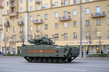 Piyade savaş aracı B-11 Kurganets-25 platformu boyunca Bolshaya Sadovaya Caddesi boyunca takip ederek 29 Nisan 2021 'de Moskova, Rusya Federasyonu, askeri geçit provasına hazır olacak.