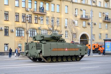 Piyade savaş aracı B-11 Kurganets-25 platformu boyunca Bolshaya Sadovaya Caddesi boyunca takip ederek 29 Nisan 2021 'de Moskova, Rusya Federasyonu, askeri geçit provasına hazır olacak.