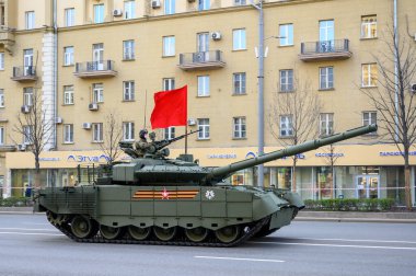 Ana savaş tankı T-80BVM, 29 Nisan 2021 'de Moskova, Rusya Federasyonu' ndaki askeri geçit töreninin provasına hazır olmak için Bolshaya Sadovaya Caddesi boyunca takip ediyor.