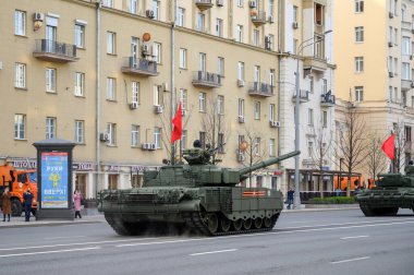 Ana savaş tankı T-80BVM, 29 Nisan 2021 'de Moskova, Rusya Federasyonu' ndaki askeri geçit töreninin provasına hazır olmak için Bolshaya Sadovaya Caddesi boyunca takip ediyor.