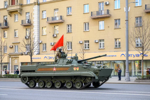 Vehículo Combate Infantería Bmp Sigue Por Calle Bolshaya Sadovaya Para — Foto de Stock