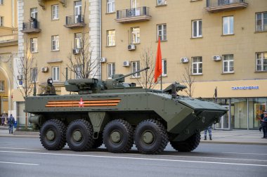 Piyade aracı K-17 Bumerang platformunda Bolshaya Sadovaya Caddesi boyunca ilerleyip 29 Nisan 2021 'de Moskova, Rusya Federasyonu askeri geçit provasına hazır olacak.