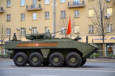 Piyade aracı K-17 Bumerang platformunda Bolshaya Sadovaya Caddesi boyunca ilerleyip 29 Nisan 2021 'de Moskova, Rusya Federasyonu askeri geçit provasına hazır olacak.