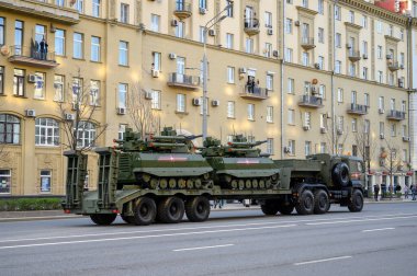 Traktör Ural-63704 yarı karavan ChMZAP-9990 ve yerleşim olmayan çok işlevli robot kompleksi 