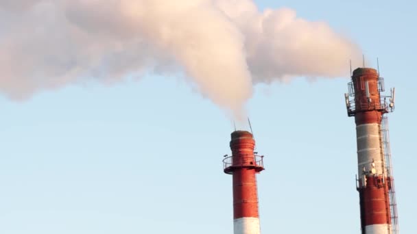 Rookfabriekschoorstenen Tegen Lucht — Stockvideo