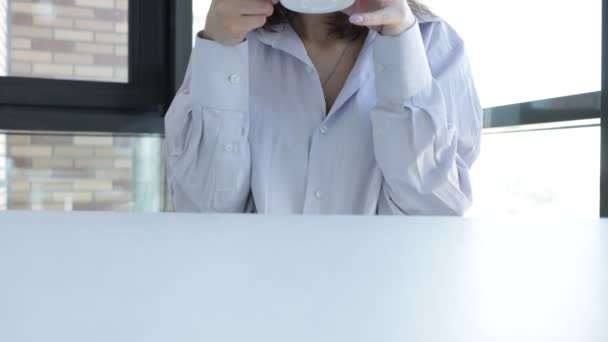 Uma Menina Camisa Homem Bebe Café Chá Uma Caneca Branca — Vídeo de Stock