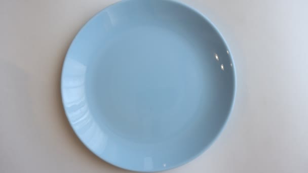 青い皿の上に白と茶色の鶏の卵 — ストック動画