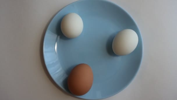 Ovos Galinha Brancos Marrons Prato Azul — Vídeo de Stock
