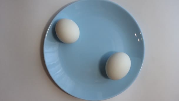 Huevo Gallina Blanca Gira Plato Azul — Vídeos de Stock