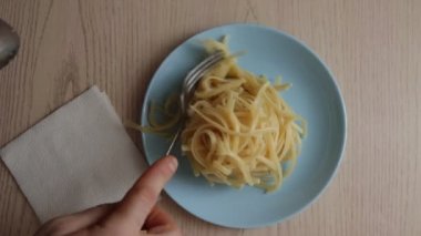 Sebzeli ve domatesli ev yapımı makarna