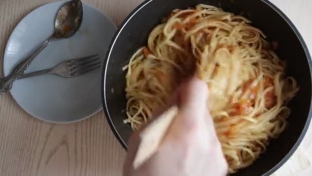 有蔬菜和西红柿的自制面食 — 图库视频影像