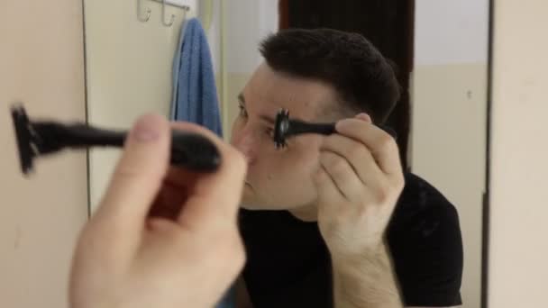 Ein Mann Badezimmer Rasiert Sich Vor Dem Spiegel Die Haare — Stockvideo