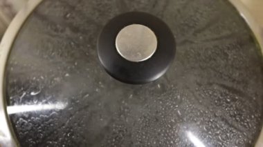 Cam kapağın altında kaynar su, üst manzara.