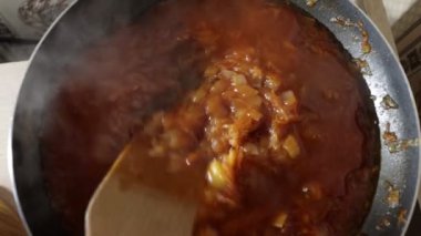 Kızarmış sebze ve domates ezmesi. Ev yemeği. Bulaşık için sos. Bolonez