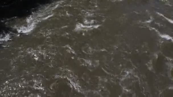 Szybki Przepływ Rzeki Widok Góry Ciemna Woda Płytkiej Rzeki Widok — Wideo stockowe