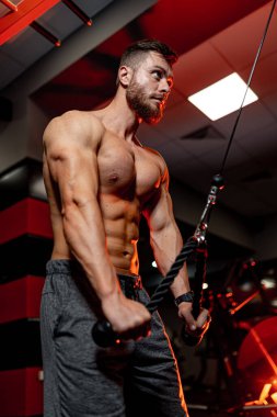 Güçlü vücutlu bir atlet spor salonunda egzersiz yapmaya çalışıyor. Ellerinde ağır eğitim var. Sağlıklı yaşam tarzı.