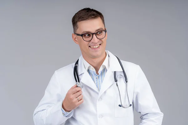 Πορτραίτο Γιατρού Ποδιά Γκρι Φόντο Χαμογελαστή Γιατρός Γυαλιά Και Φωνοενδοσκόπιο — Φωτογραφία Αρχείου