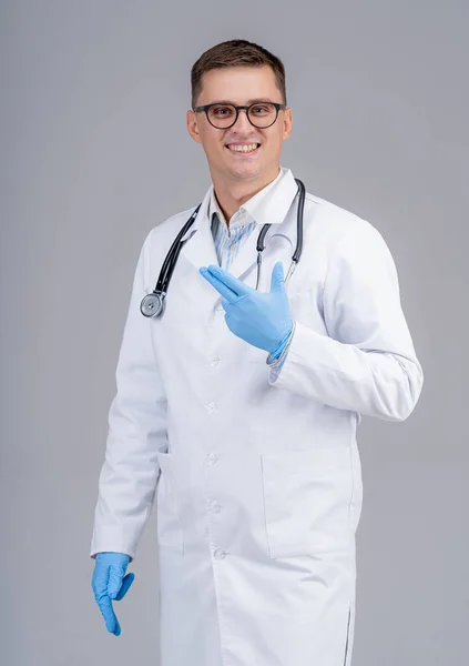 Dokter Witte Jas Fonendoscoop Hals Glimlacht Vrolijk Arts Blauwe Rubberen — Stockfoto