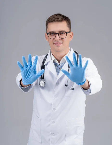 Therapeut Draagt Een Paar Blauwe Chirurgische Handschoenen Medic Toont Handen — Stockfoto