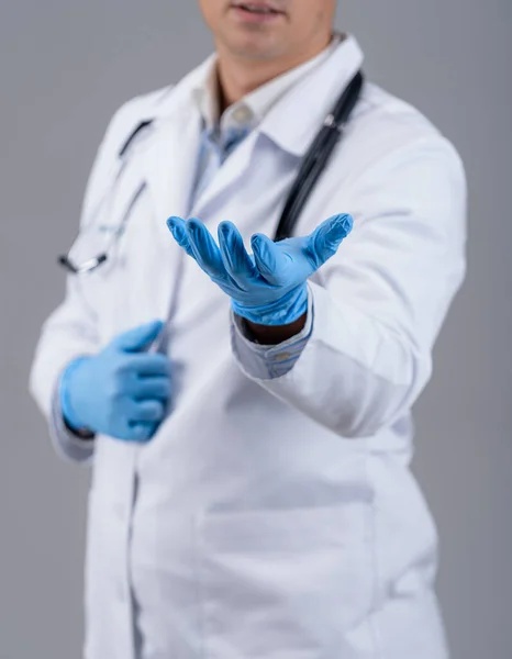 Docteur Montre Une Main Gants Médicaux Bleus Caméra Médecin Blouse — Photo