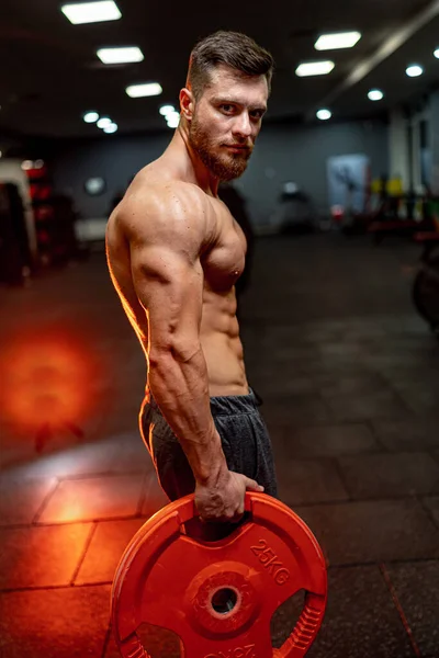 Man Heeft Training Sportschool Oefenen Met Pannenkoeken Selectieve Focus Moderne — Stockfoto