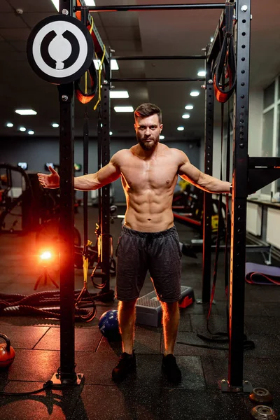 Jonge Gespierde Man Tilt Gewichten Donkere Sportschool Achtergrond Volledig Portret — Stockfoto