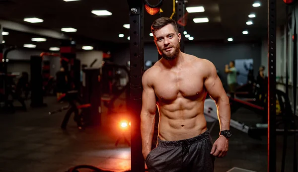 Horisontellt Porträtt Muskulös Man Över Stora Gym Bakgrund Man Med — Stockfoto