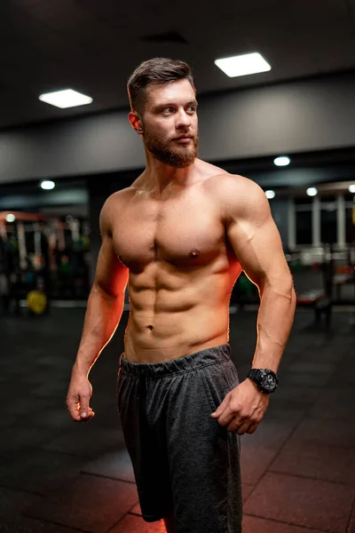 Hombre Atlético Poder Guapo Posando Sobre Fondo Negro Culturista Fuerte — Foto de Stock