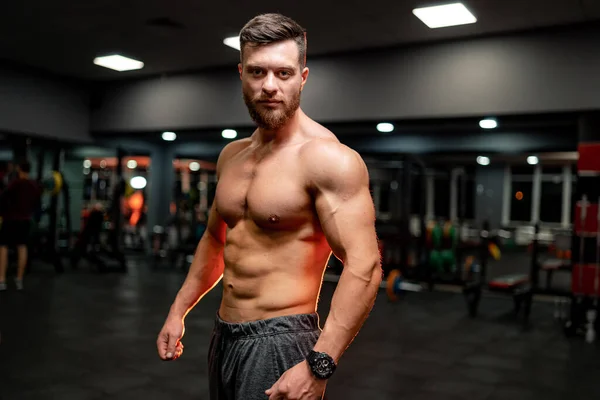 Retrato Hombre Atlético Bien Construido Con Seis Abdominales Paquete Mitad —  Fotos de Stock