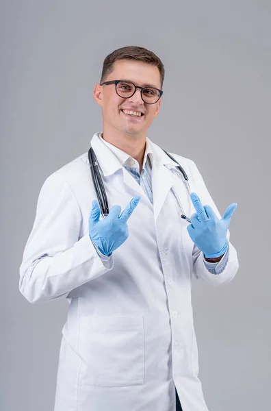 Arts Scrubs Stethoscoop Toont Middelvinger Geïsoleerd Grijze Achtergrond Selectieve Focus — Stockfoto