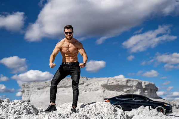 Brutal Starker Bodybuilder Der Draußen Posiert Fotoshooting Einem Steinbruch Outdoor — Stockfoto